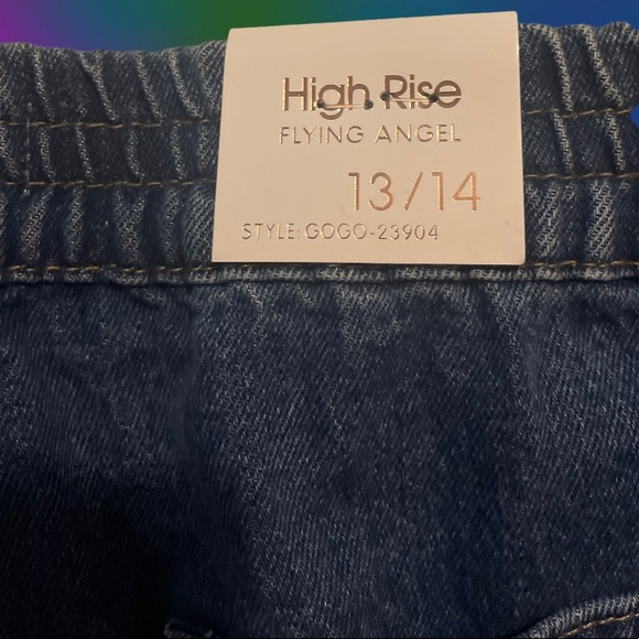 Elastic waist high rise short. - Picture 2 of 4
